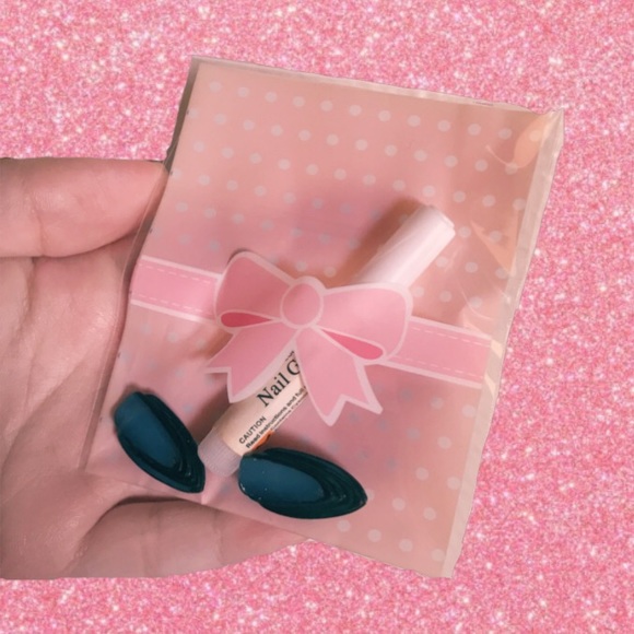 hand-painted matte black false stiletto nails - Picture 4 of 4